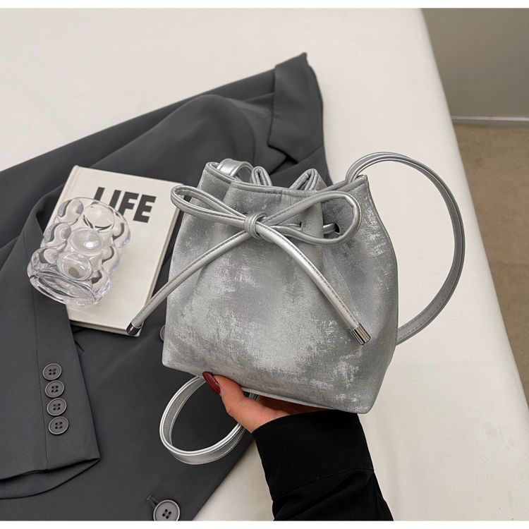 Versatile messenger bag, new fashion single shoulder Korean bucket bag, high-end commuting foreign underarm bag