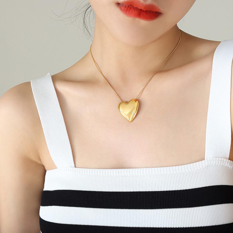 Collier Ras-du-cou Os de Serpent d'Inspiration Française avec Pendentif Cœur Plaqué Or 18 carats