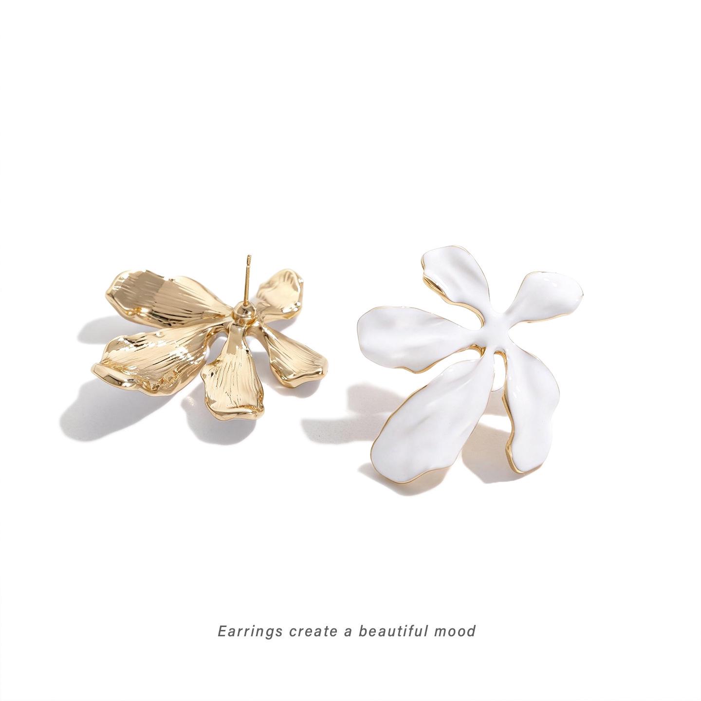 Elegant Minimalist White Petal Earrings: No-Piercing High-End Ear Clips for Women