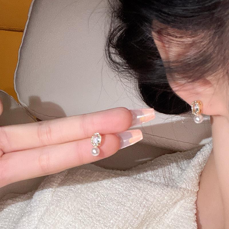 Mini zir*****val pearl stud earrings, stylish and simple design earrings, light luxury and versatile earrings.