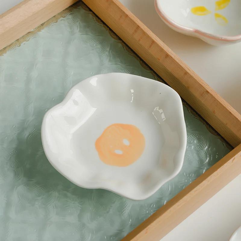 

Керамічне блюдо для соусу з приправами в японському стилі. Симпатична хмара, квітка, салат, суші, соус, декор, кухня, ресторан, тарілка для соусу.