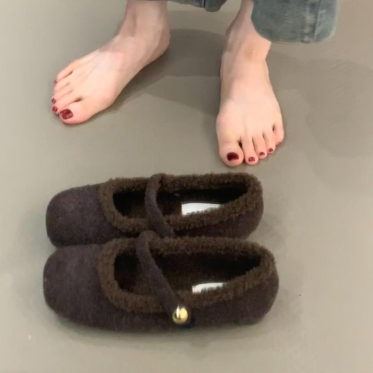 

Флисовые туфли женские ретро туфли Мэри Джейн зимние новые теплые туфли с одним словом на пуговицах пушистые туфли хлопковые 40