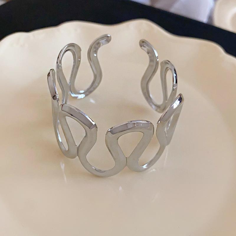 European & American Pleated Metal Bangle: Elegant Cold-Style Bracelet with High-End Luxury Design