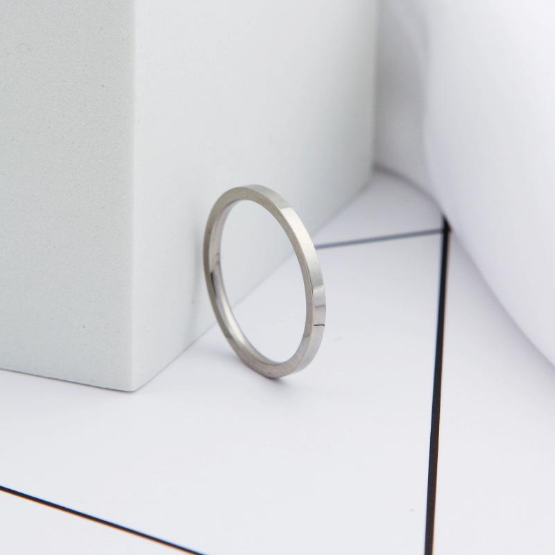 Europäischer & Amerikanischer 18K Titanstahlring für Damen - 2mm Innere Kugel mit Äußerer Flacher Oberfläche, Elegantes Japanisch & Koreanisch Inspiriertes Design.