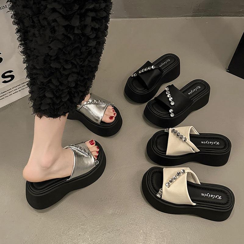 Premium French rhinestone one-word drag women's summer wear 2025 new fashion silver heightened thick-bottomed cool slippers