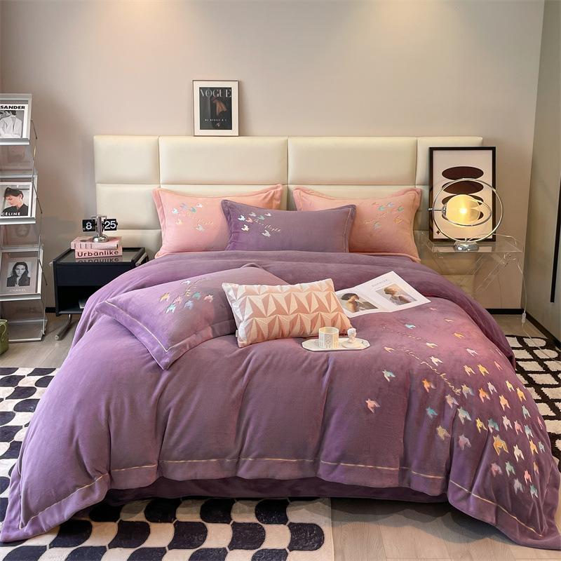 

Молочный бархат класса А, четыре предмета, зимнее теплое утолщенное двустороннее бархатное пододеяльник, матовый однотонный бархат высокой плотности с резным рисунком 1.8m bed sheet model-4pcs