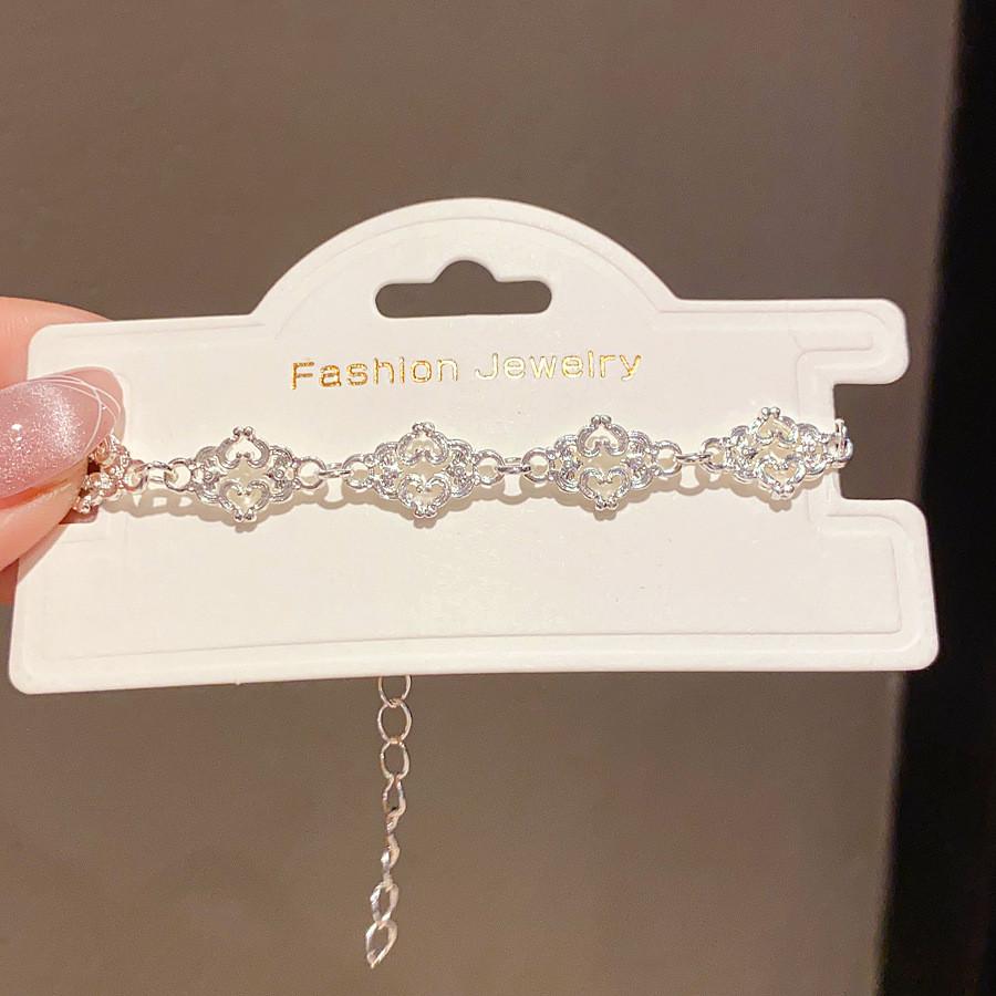 Minimalist Heart Shaped Vintage Hand Chain With Metal Finish For Female Wear