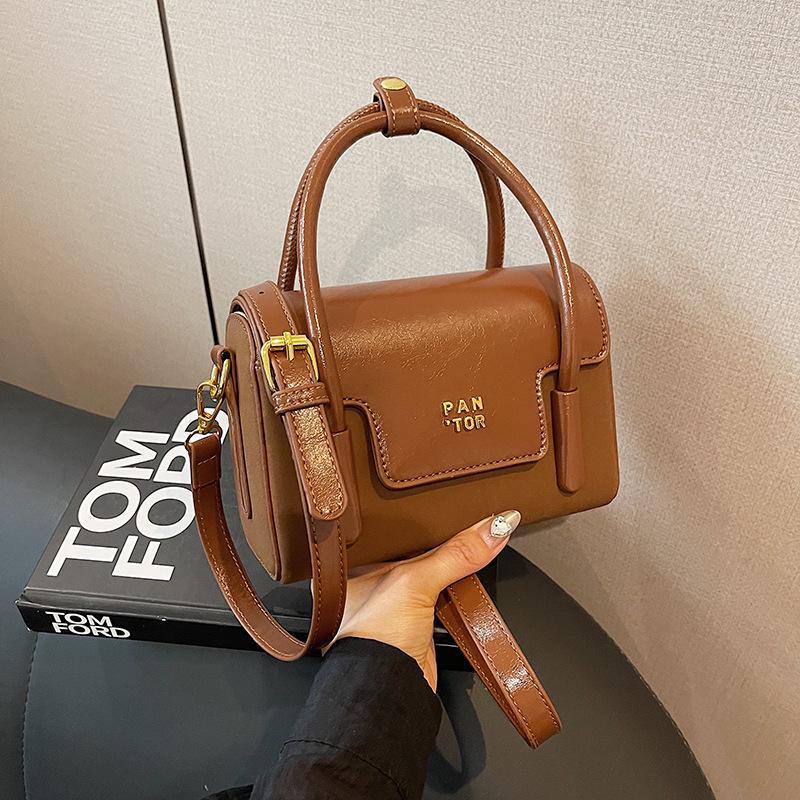 

Модна маленька квадратна сумка 2024 року: Висококласний нішевий дизайн, ретро-приміський месенджер на плечі коричневий