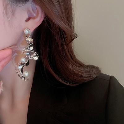 Orecchini pendenti Huitan a forma di intreccio irregolare con perla d'imitazione per donne e ragazze con interessi speciali, accessori per le orecchie, gioielli