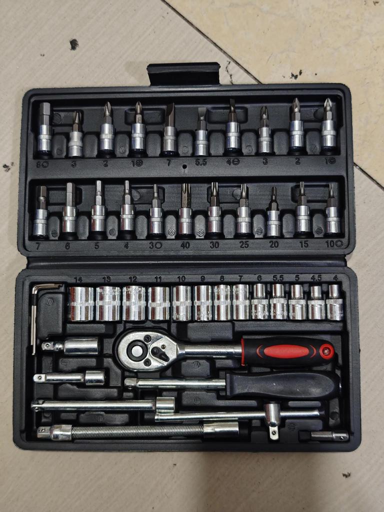 46-Piece Multi-Functional Ratchet Wrench and Socket Set for Car Repair