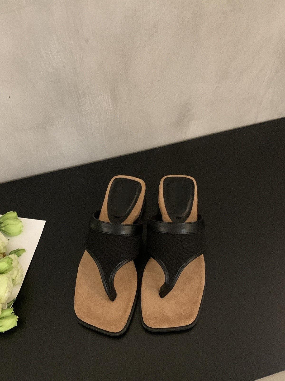 

Fairy wind slope heel muffin thick-bottomed flip-flops women wear 2025 new French niche square toe cool slippers 35