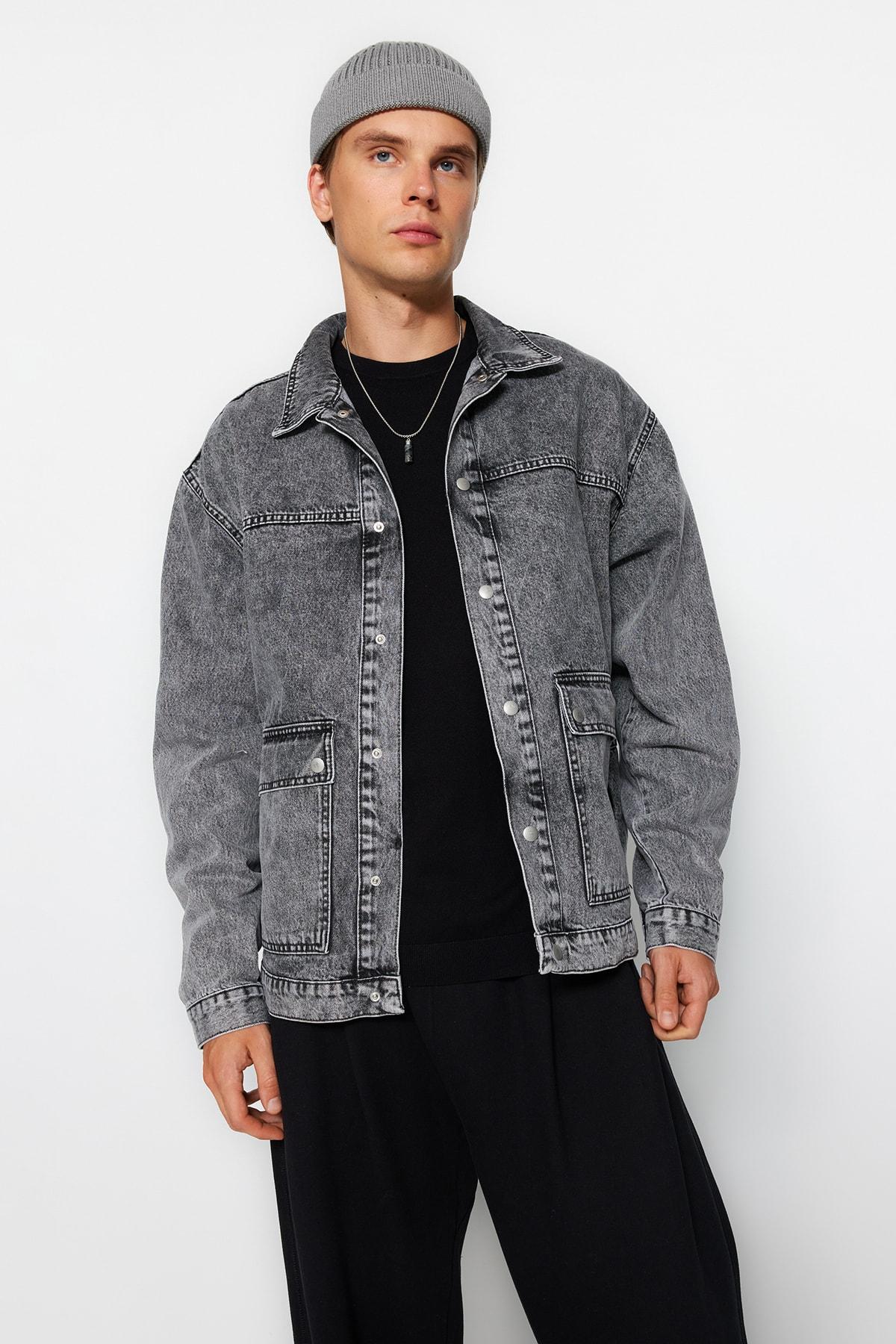 

Мужская серая джинсовая куртка стандартного кроя с застежкой-кнопкой...