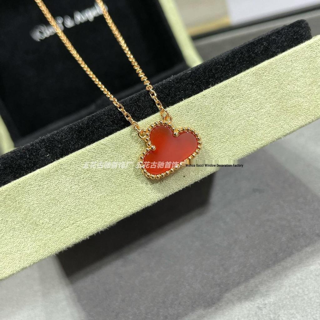 Náhrdelník Van Cleef se čtyřlístkem: Zlatý přívěsek pro ženy s pětilistým designem, bílou perletí, červeným achátem a diamantem.