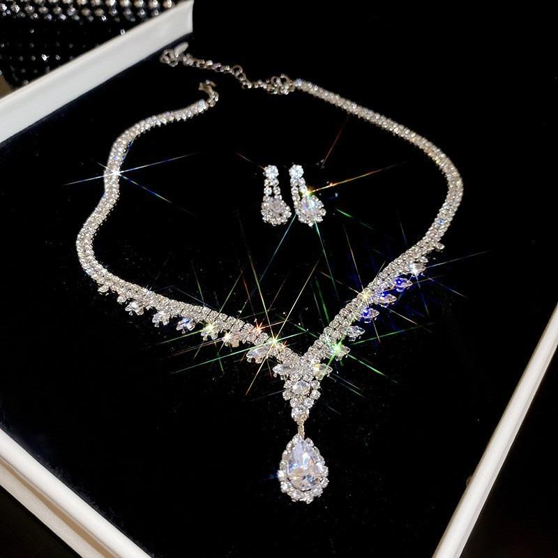 Quadratisches Ohrstecker- und Halsketten-Set mit Diamanten - ein schickes, luxuriöses und hochwertiges zweiteiliges Set mit exquisiter Eleganz