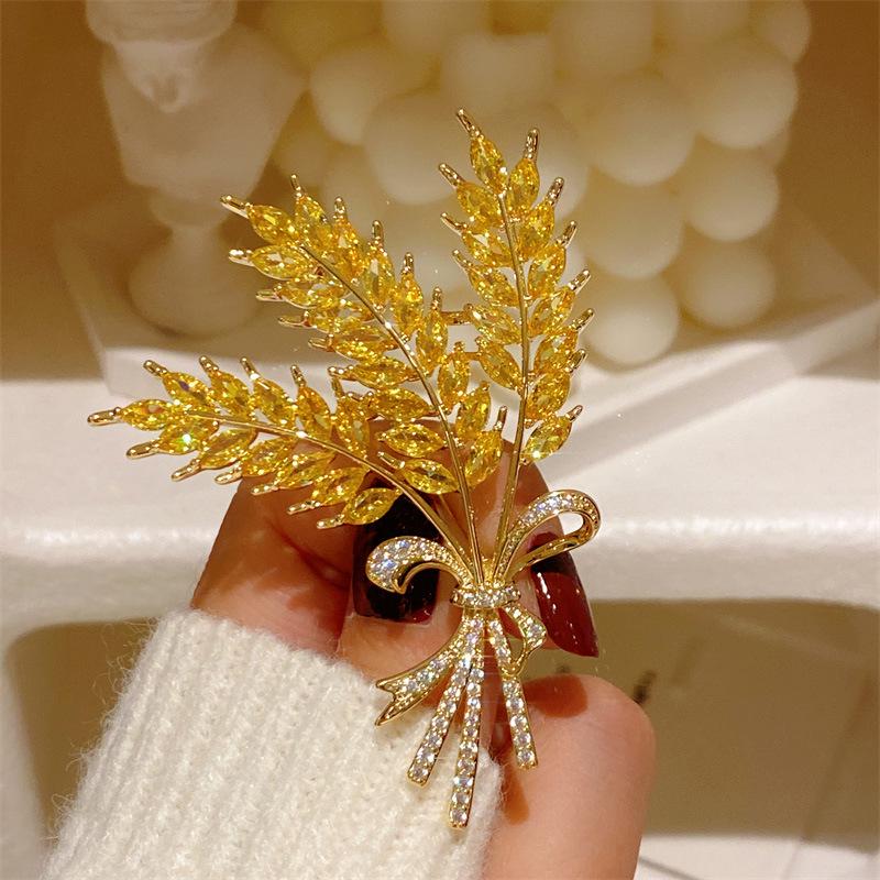 Elegant Gold Wheat Ear Brooch - Women's Versatile Bouquet Pin for Suits and Coats
