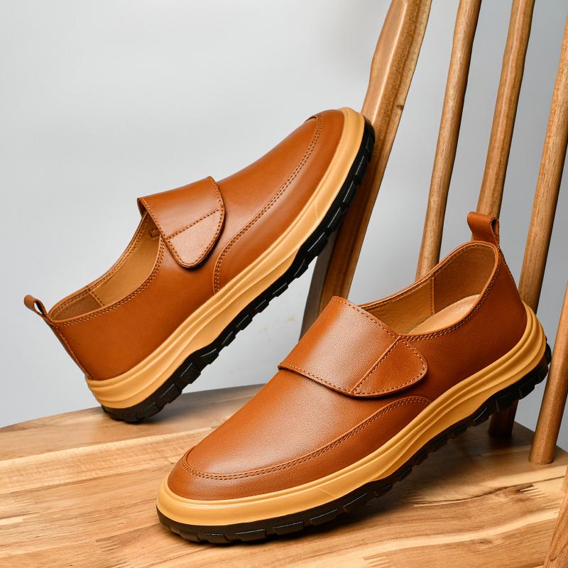 Fashion New Men Fashion Loafers British Casual Comfortable Business Brand Small Leather Shoes European American Social Shoes Men