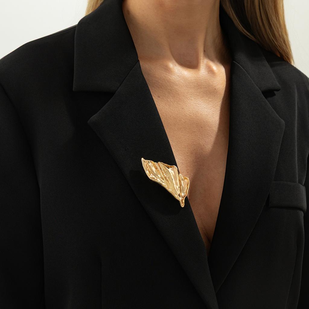 Zveličená nepravidelná kovová plisovaná brož, Módní ozdoba na klopu obleku