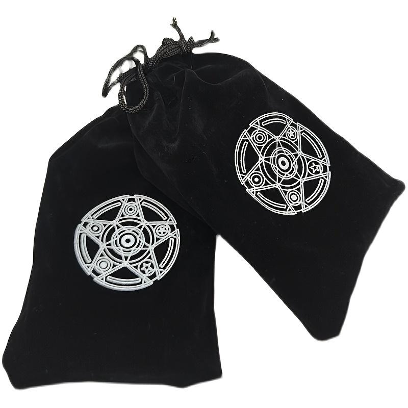 Elegantní černá sametová dárková taška na párty se stahovací šňůrkou se složitým potiskem – ideální pro šperky nebo malé párty