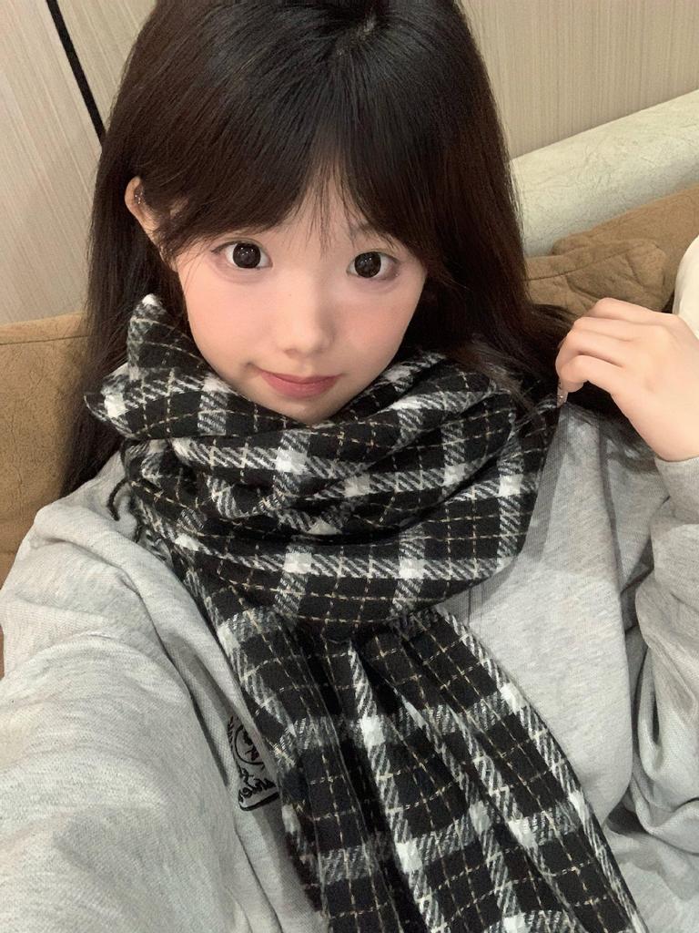 Milky Beige Plaid Thickened Scarf: Korean Style for Winter 2025