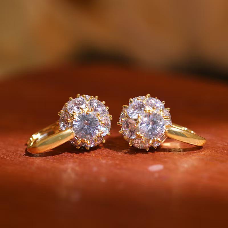 Elegante 3D Runde Kugel Zirkon Ohrklemmen: Vergoldete, anlaufgeschützte Hängeohrringe für Damen