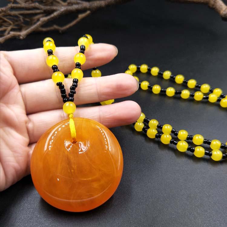 Náhrdelník s jantárovým príveskom v etnickom štýle, retiazka na sveter