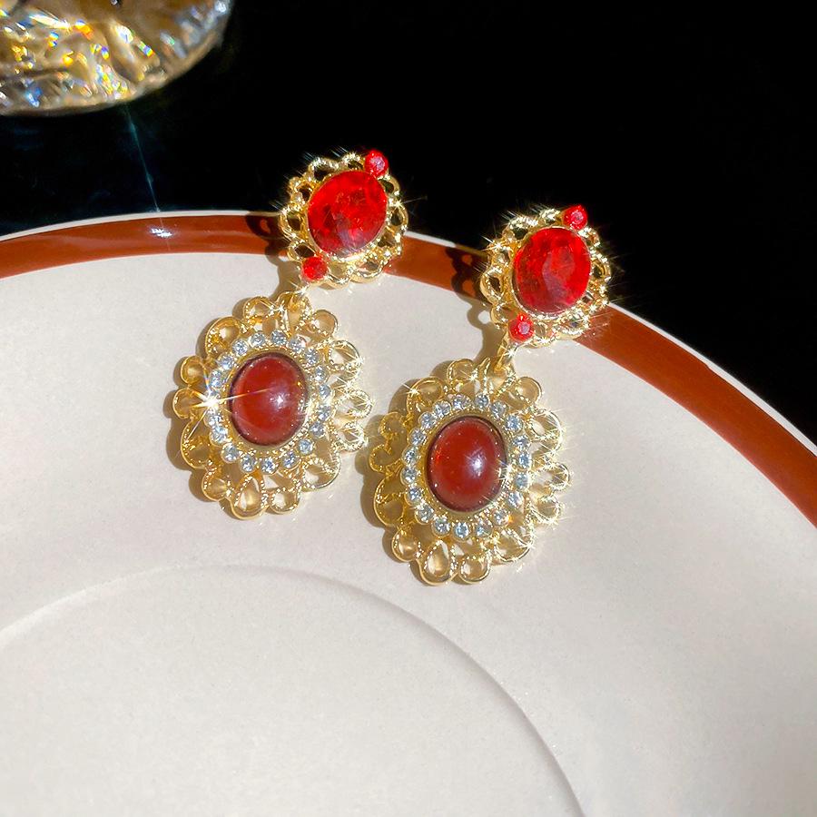 

Silver Needle Lace Earrings with Diamond-Studded Oval Cutout: Retro European-American Style High-End Light Luxury for Women.