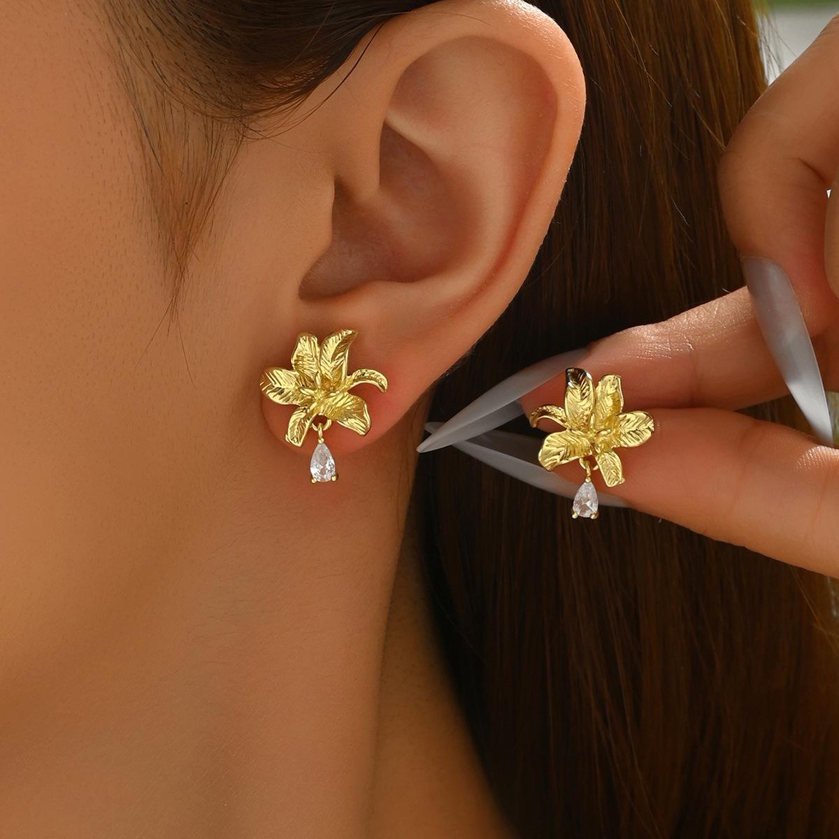 

Hot-selling women s earrings, niche flower inlaid zircon design light luxury stud earrings, high-end earrings.