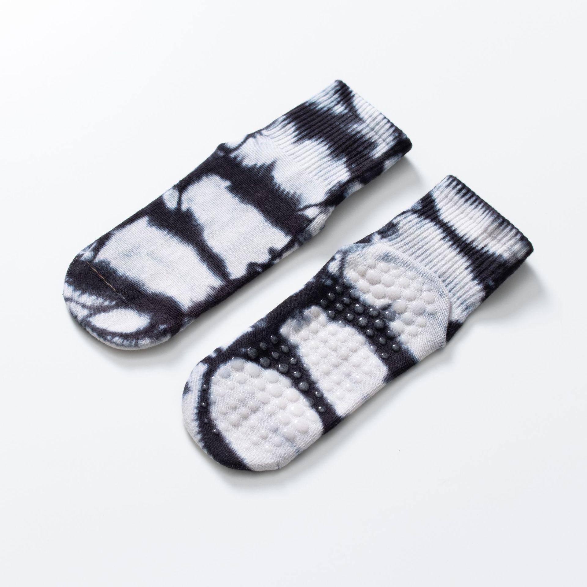 

Женские махровые носки для йоги с принтом тай-дай — теплые, нескользящие, впитывающие пот, короткие, для осени и зимы One Size чёрный