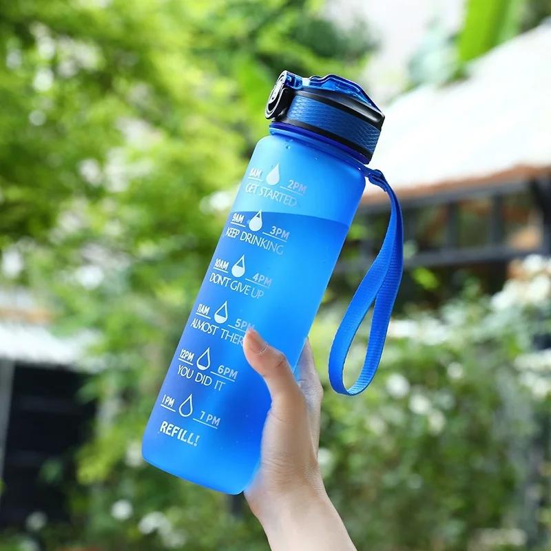 1 ks 32OZ Tritanová láhev na vodu bez BPA pro děti Cestovní sportovní láhev na vodu 1L Opakovaně použitelná tepelně odolná plastová láhev na pití