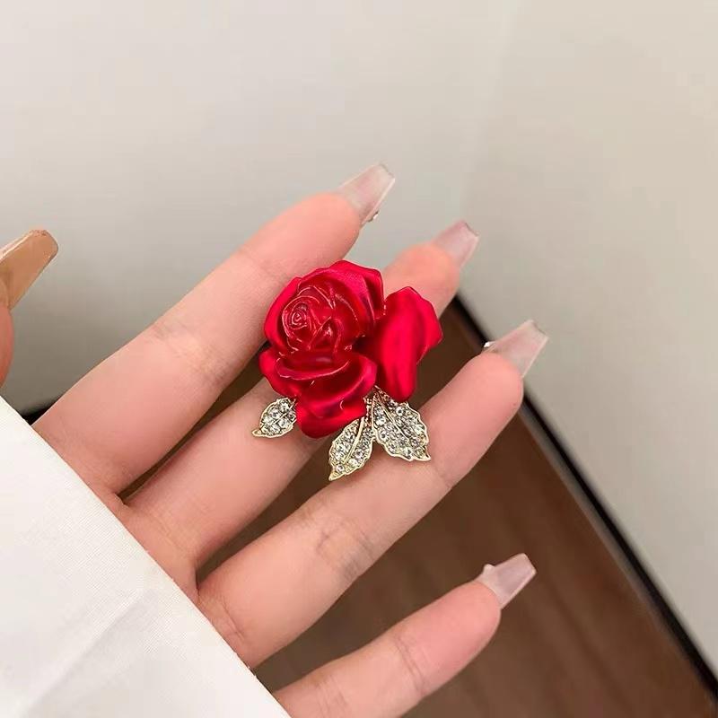 Mote High-end Rød Rose Brosjepinner Utsøkt Design Rhinestone Blomst Klær Brosjer Drakttilbehør Gave til Kvinner Jenter