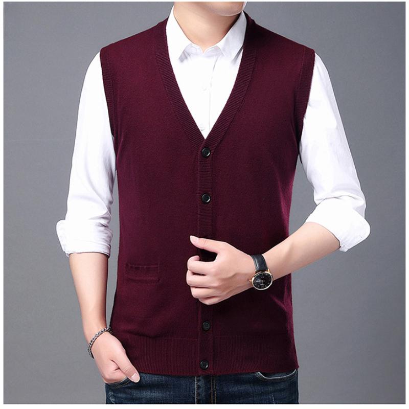 Middle-aged Men's Cardigans with Wool Vests Are Fashionable and Casual, and Their Father's Vest Tops, Sweaters and Vests Are Worn Inside.