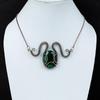 Im Labor hergestellter Smaragd-Edelstein aus reinem Kupferdraht umwickelter handgefertigter Halskettenschmuck
