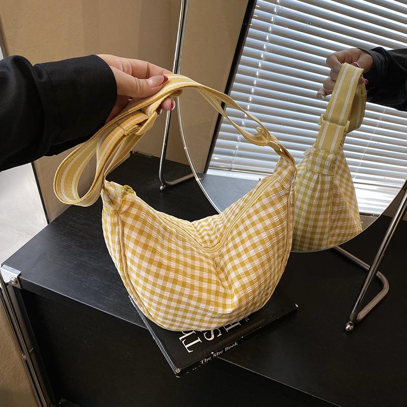 

Лето 2025 ретро клетчатая сумка-пельмень женская универсальная на плечо через плечо японская повседневная дорожная сумка круассан 29*10*17 жёлтый