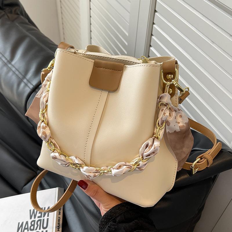 Vysoce kvalitní texturovaná malá taška pro ženy, letní crossbody taška, niche řetízková kabelka do ruky