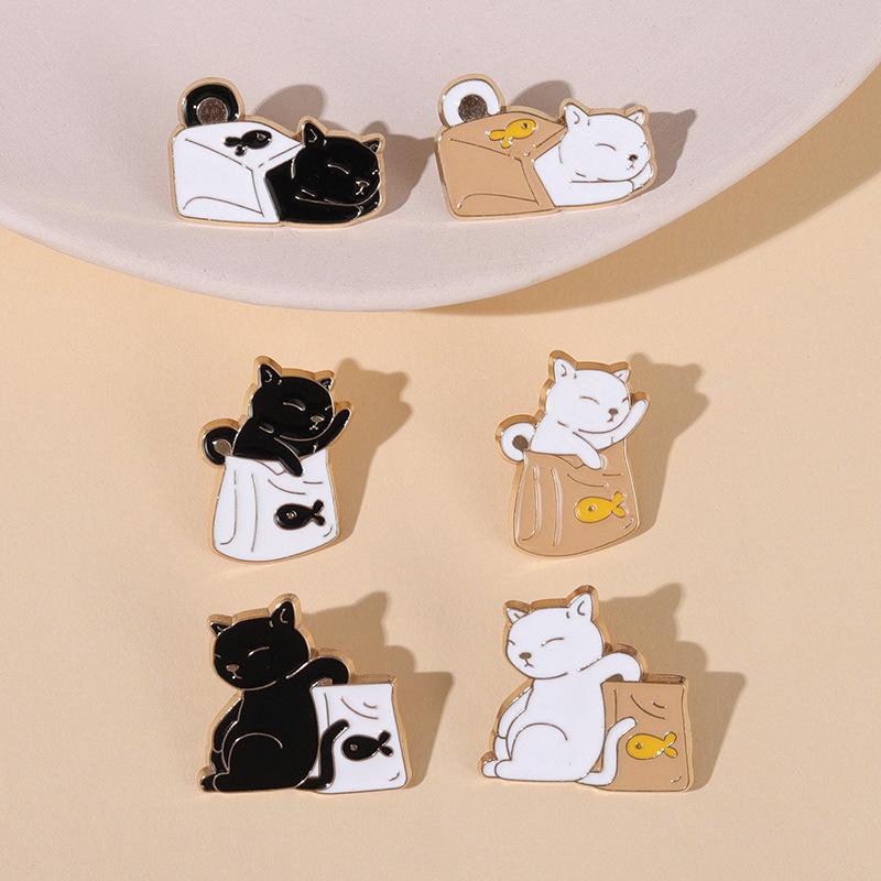 Cute Cats Enamel Pins Fish Bag Brooch Cartoon Animal Badges Lapel Pin Jewelry Gift for Kids Best Friends Claw Fish Bone Badge Women Accessory Brooch