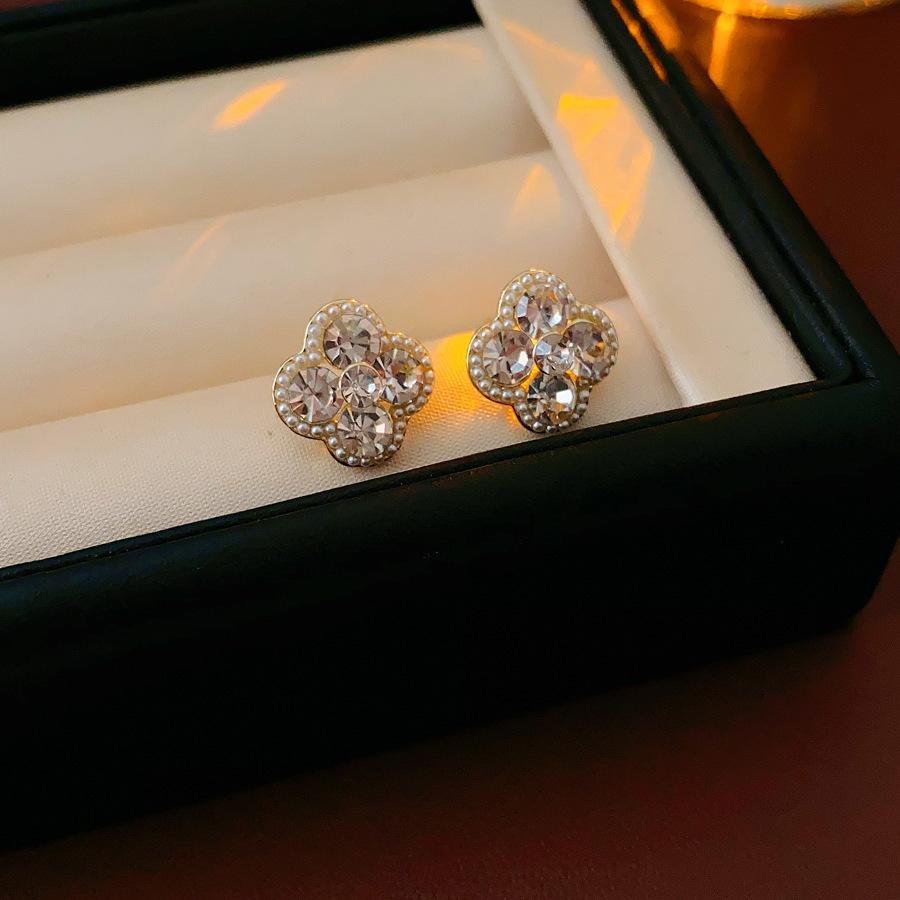 Real gold electroplated silver needle diamond set pearl earrings French retro light luxury stud earrings fashion temperament simple earrings