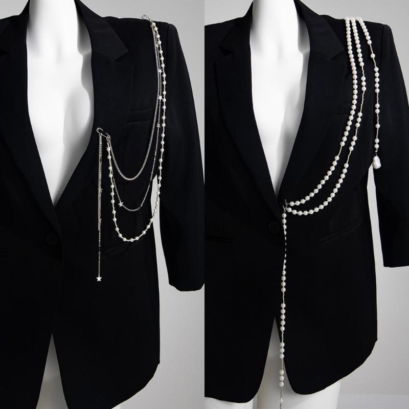 Stilvoller Perlenquasten Halsketten-Brosche mit Kunstperlen Modische Bekleidungsaccessoires für Partys und die Arbeit