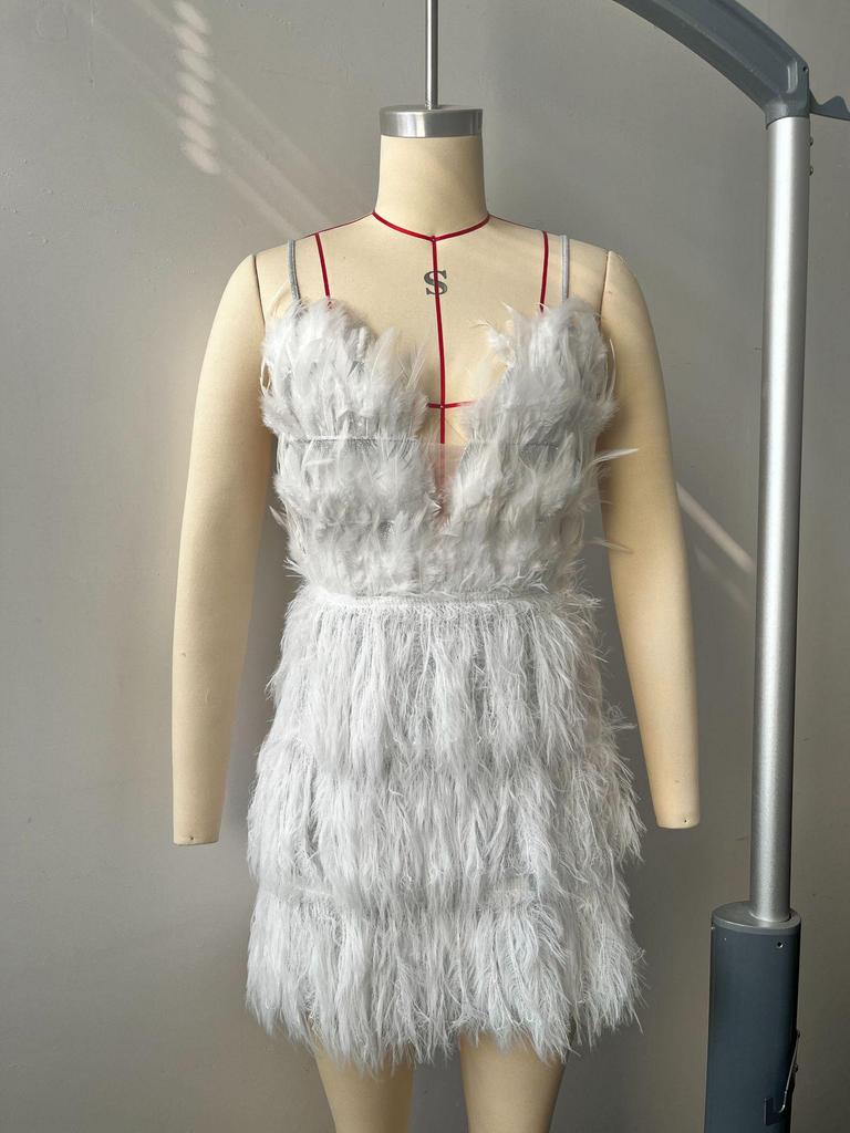 Sexy Mini-Kleid mit tiefem V-Ausschnitt, Spaghettiträgern und Patchwork aus weißen Federn