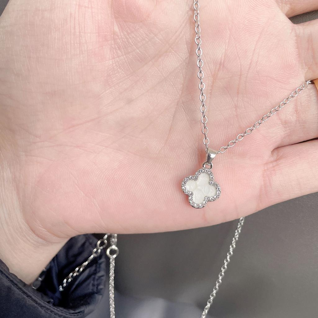 Four-leaf clover sweater chain women's autumn and winter fashion temperament necklace light luxury niche tide Internet celebrity collarbone chain