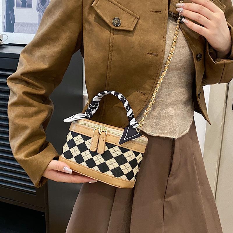 IELGY niche retro fashion diamond portable small square bag, simple and beautiful chain single shoulder crossbody bucket bag