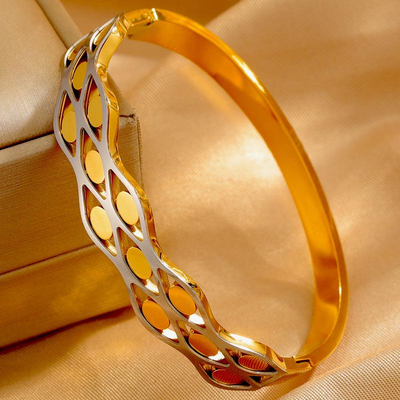 Ms. Gao's Diamond-shaped Hollow Oval European and American Fashion Jewelry Bracelet