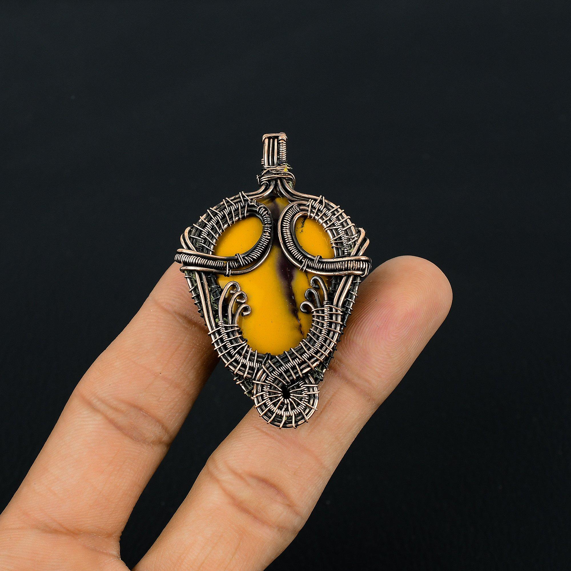 

Мукаит 999 Медная проволока с оплеткой Подвеска Ручная работа Ювелирные изделия из драгоценных камней, Подарки для жены Совершенно новая подвеска 2.55 Inches