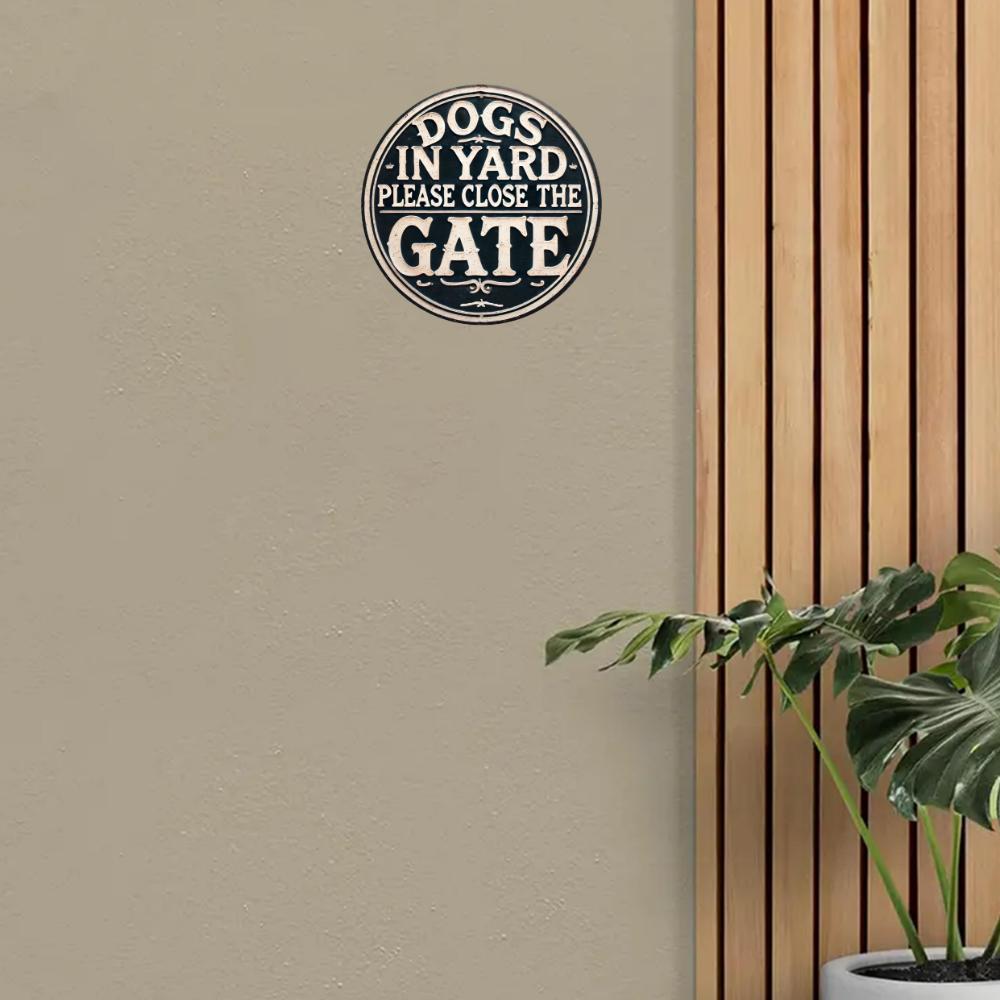 Semn Vintage Câine în Curte: Vă rugăm închideți ușa - 20cm/8in Decor de perete din aluminiu