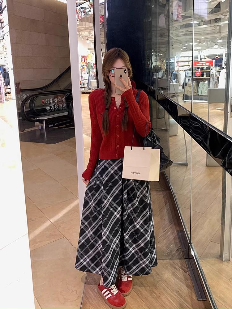 Women's Plaid Pleated Skirt - Slimming, Flaw-Hiding, Korean Style for Spring/Autumn 2025
