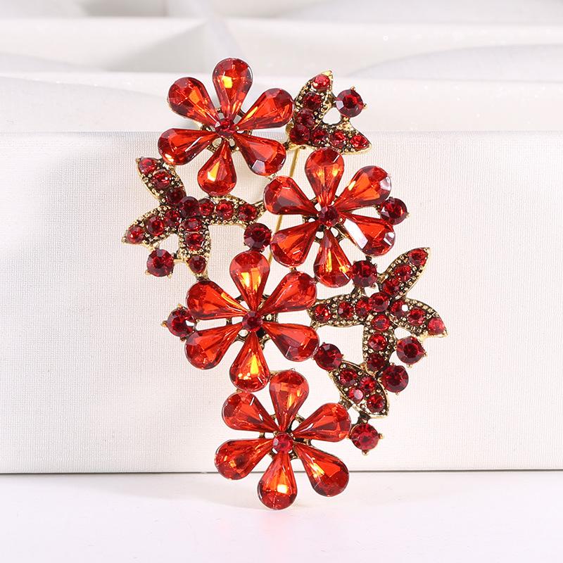 

SKEDS Luxury Women Fashion Creative Rhinestone Glass Brooches Pins Lady Designer Gorgeous Crystal Badges Corsage Accessories красный