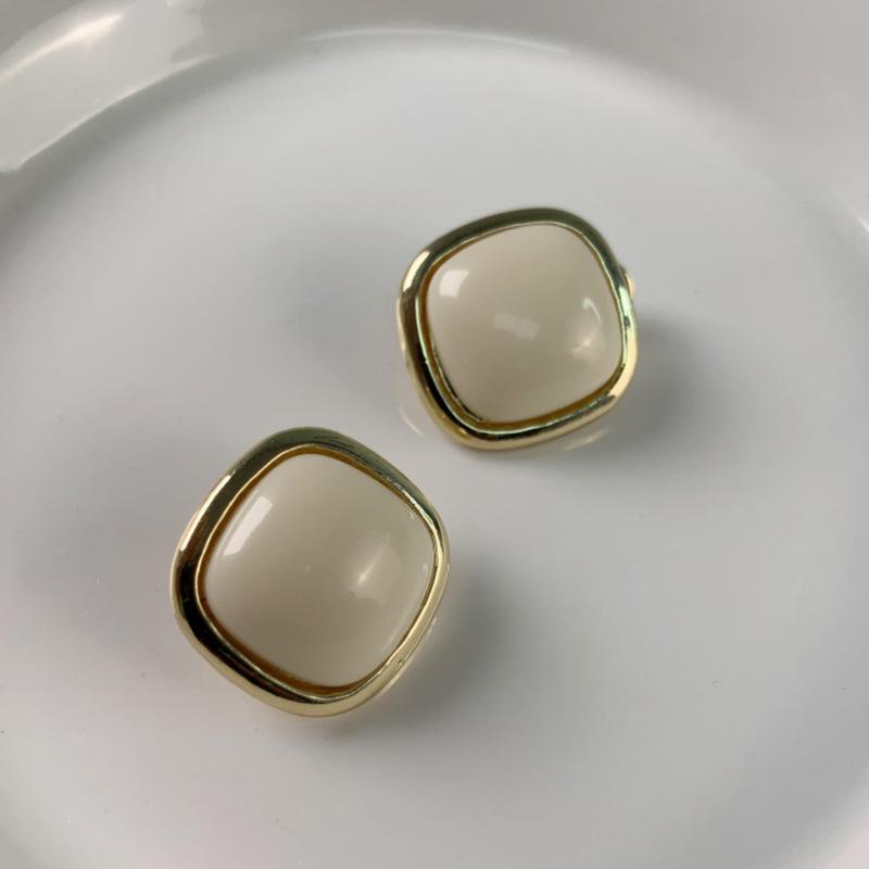 Retro Square Non-Piercing Ear Clips: Elegant Light Luxury Women s Earrings