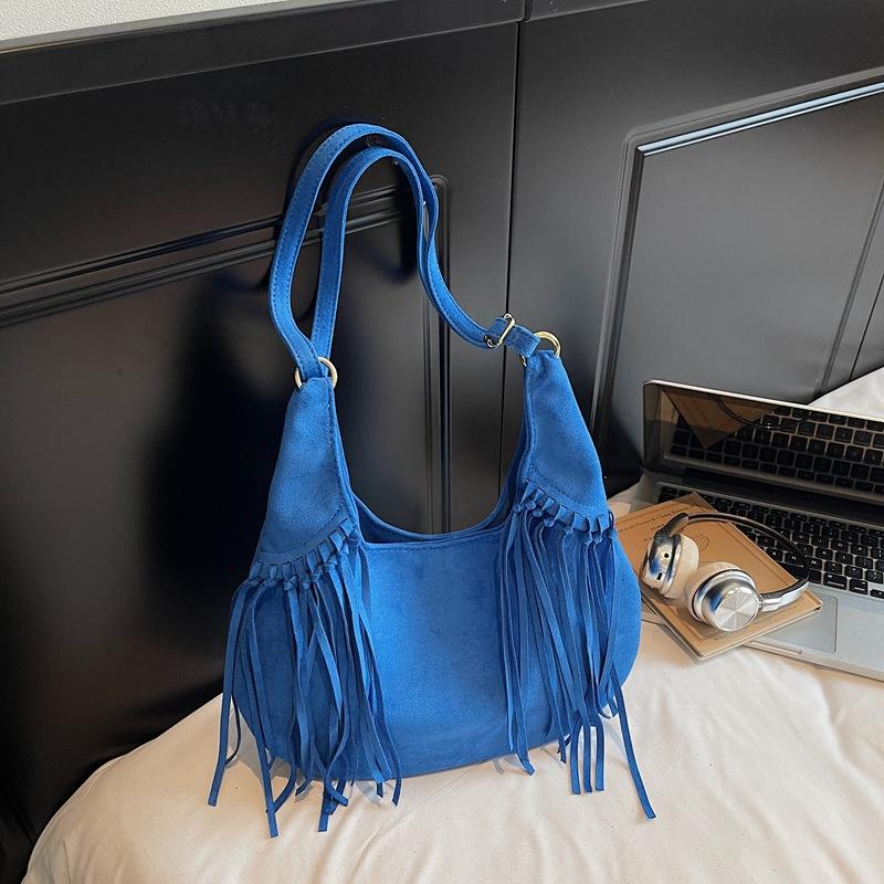 

Матовая сумка-багет с кисточкой женская 2025 осень новая большая вместимость в иностранном стиле сумка-пельмень ретро на плечо кроссбоди синий