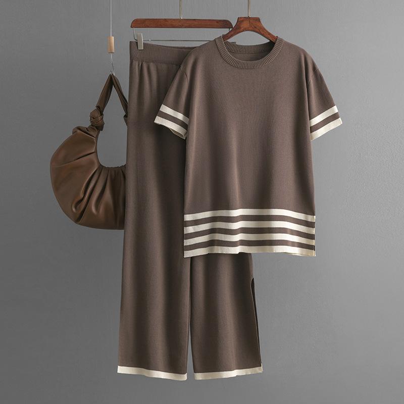 

Контрастный полосатый вязаный свитер с короткими рукавами и разрезами + модный и повседневный комплект-двойка из брюк и брюк с высокой талией и широкими штанинами. average size темно-коричневого