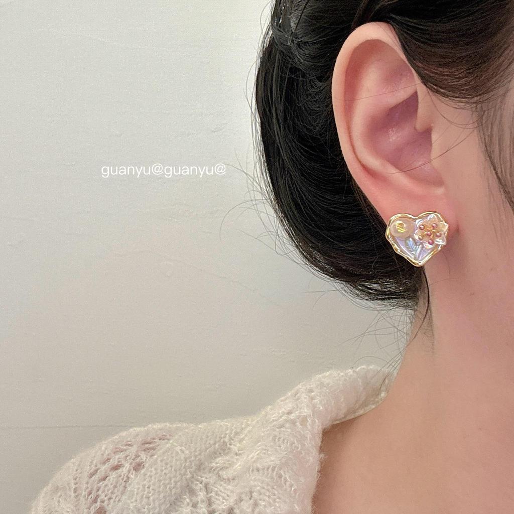 Elegant Heart-Shaped Freshwater Pearl Stud Earrings - Stylish, Luxurious, and Versatile for Women.