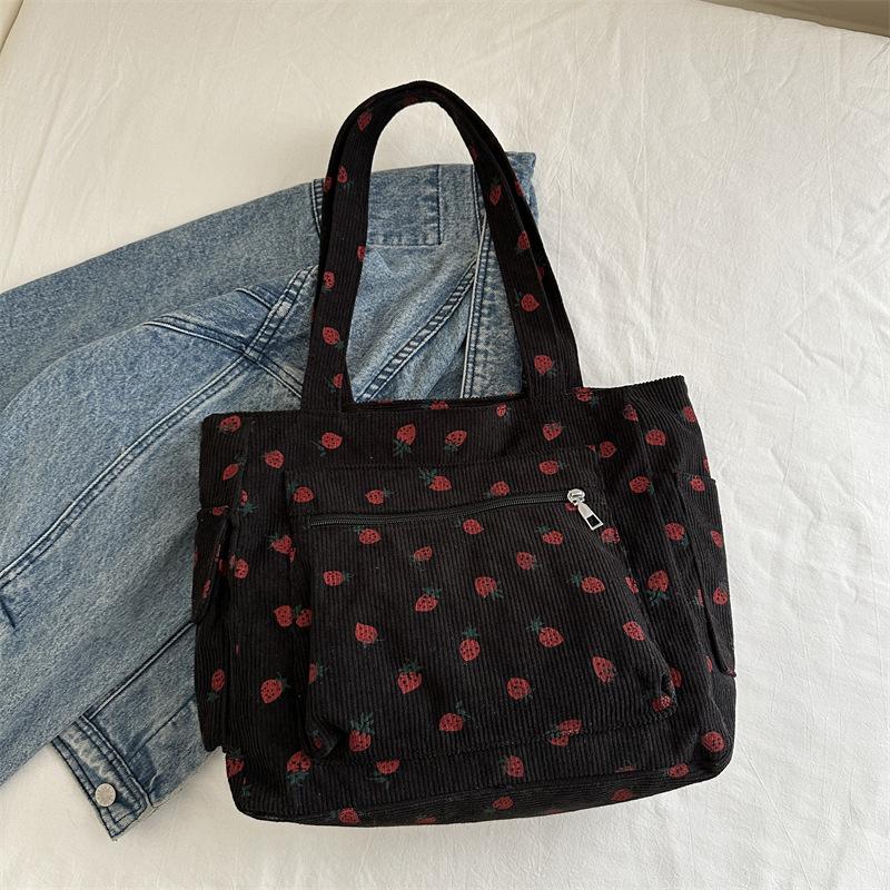 

Вместительная, красивая и простая новая портативная сумка-тоут на осень 2025 года, модная сумка через плечо в университетском стиле с принтом клубники чёрный